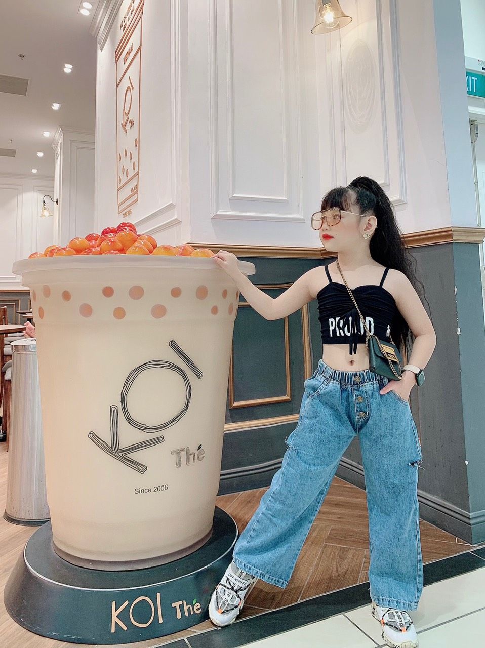 Quần jean dài ống suông cắt rách bé gái