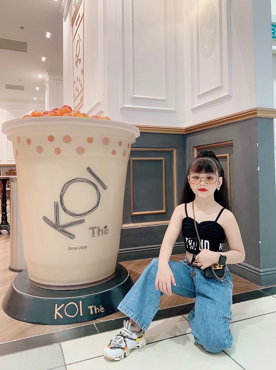 Quần jean dài ống suông cắt rách bé gái