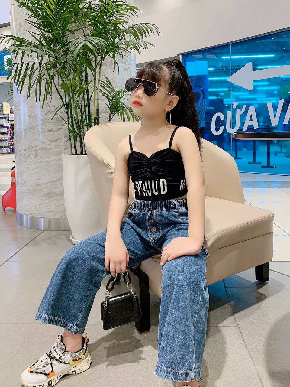 Quần jean dài ống suông cắt rách bé gái