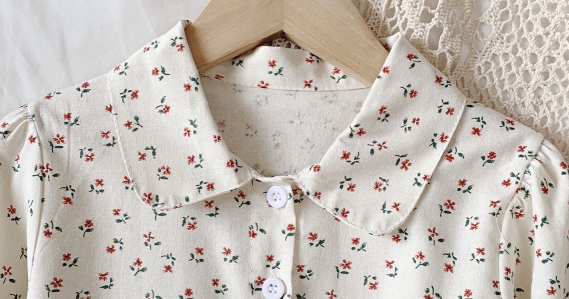 Set yếm đỏ áo hoa bé gái