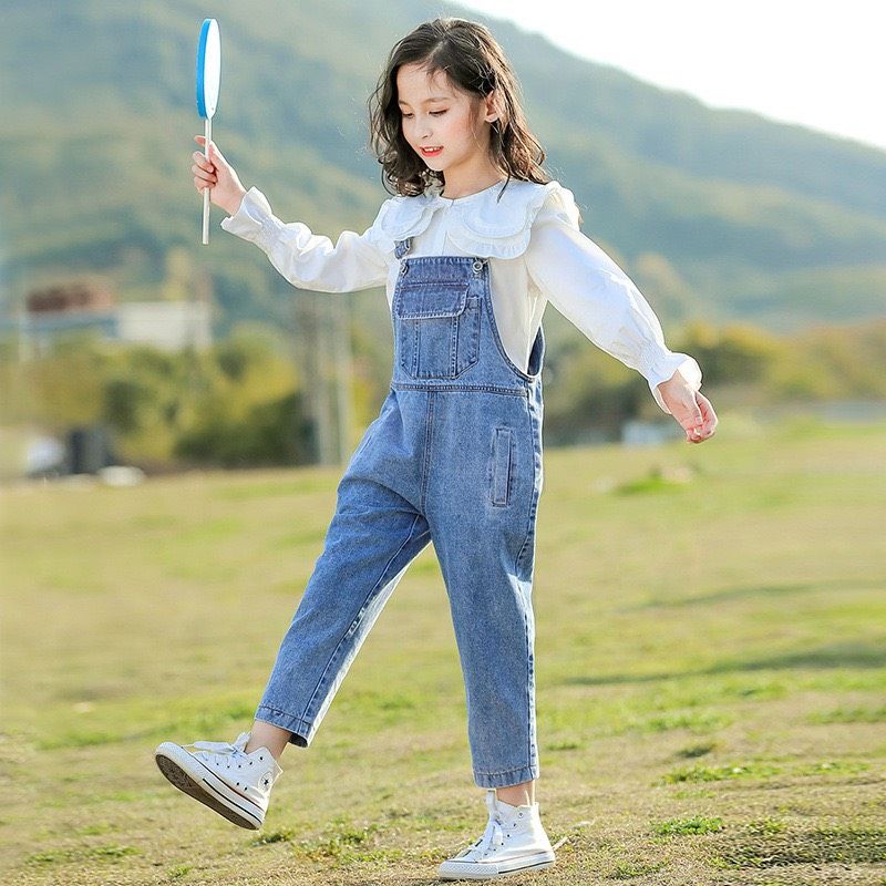 Set yếm jean áo sơ mi trắng
