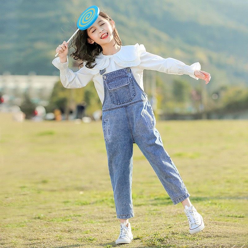 Set yếm jean áo sơ mi trắng