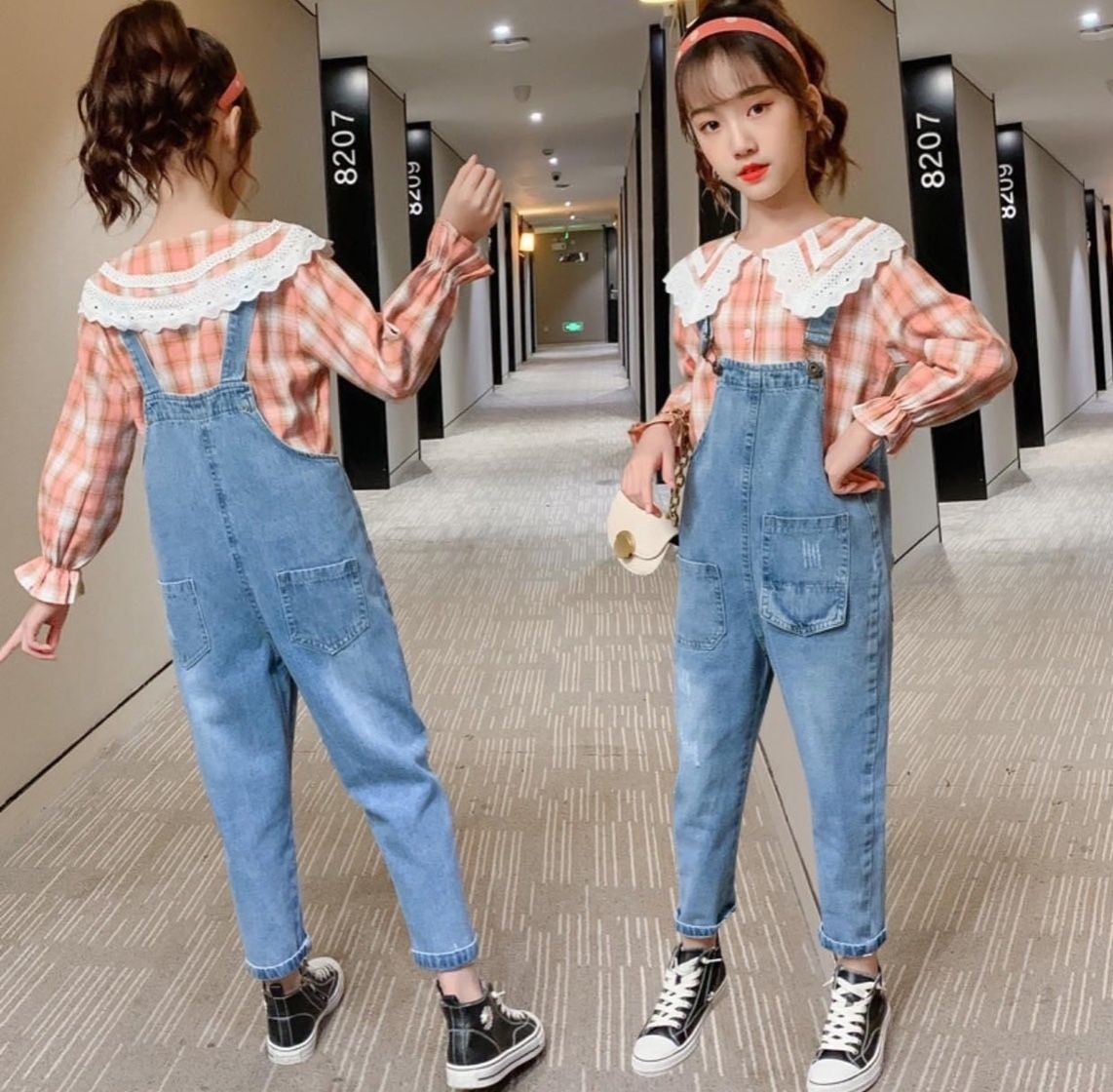 Set yếm jean sơ mi sọc cam