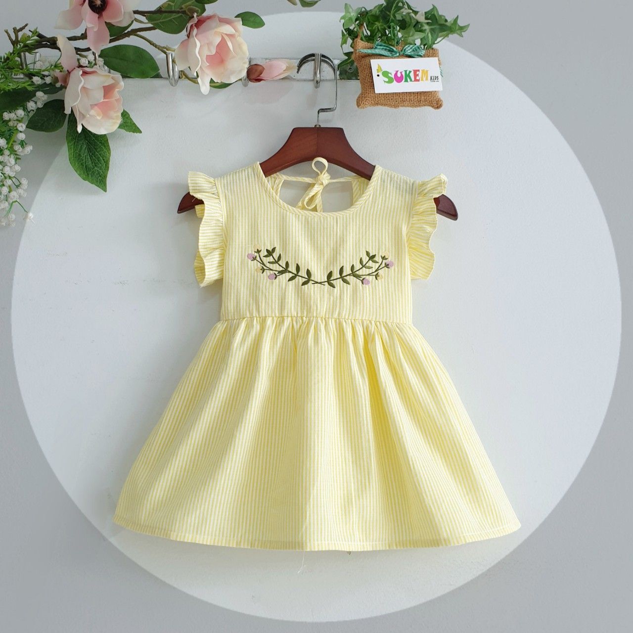 Đầm kẻ tay cánh tiên thêu hoa