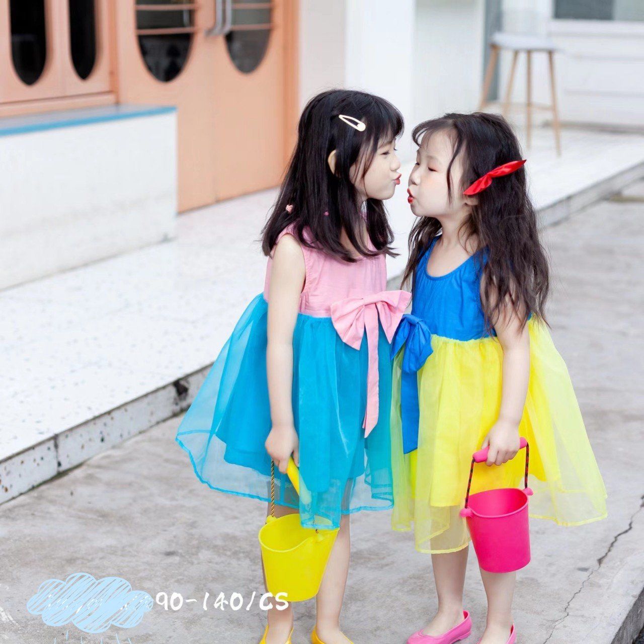 Đầm màu đính nơ