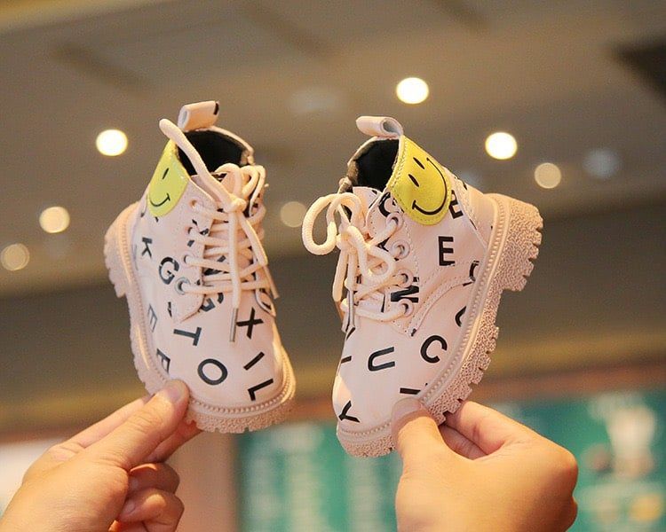 Giày boot mặt cười