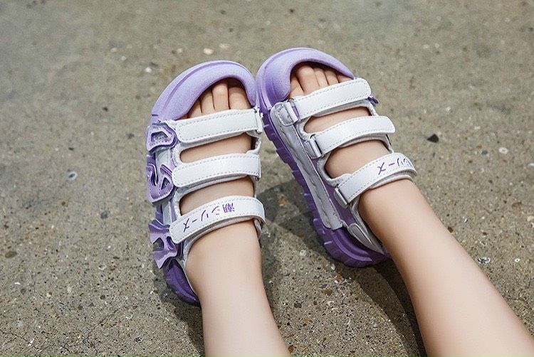 Giày sandal chữ cái