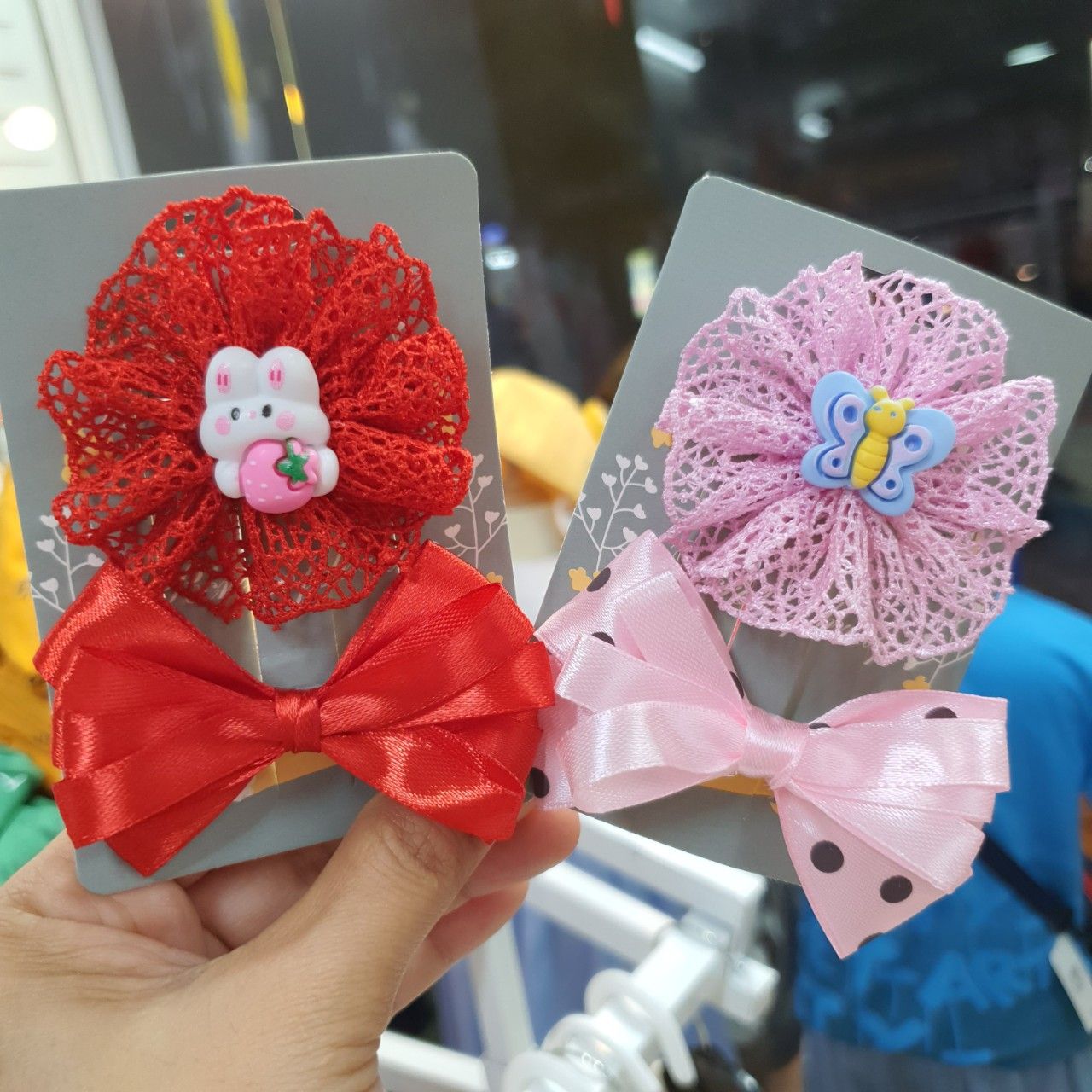 Set 2 kẹp tóc nơ làm từ ren vải và ruy băng lụa mềm mại cho bé gái