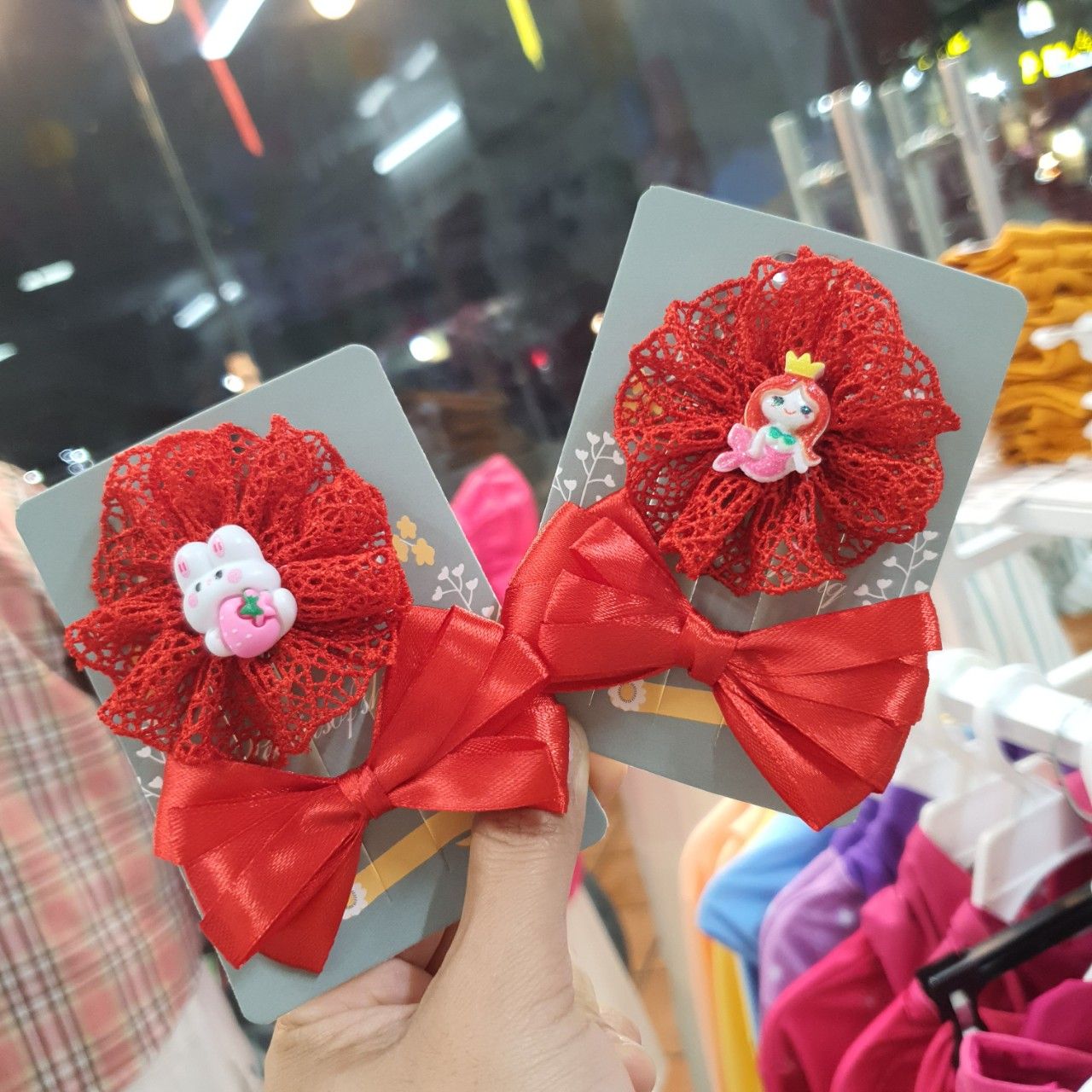 Set 2 kẹp tóc nơ làm từ ren vải và ruy băng lụa mềm mại cho bé gái