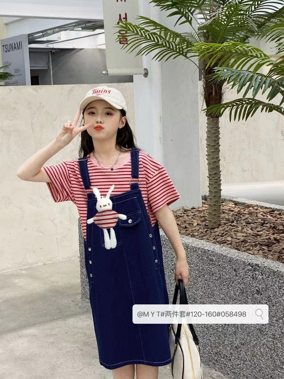  Set yếm váy jean phối áo thun kẻ phong cách Hàn Quốc 