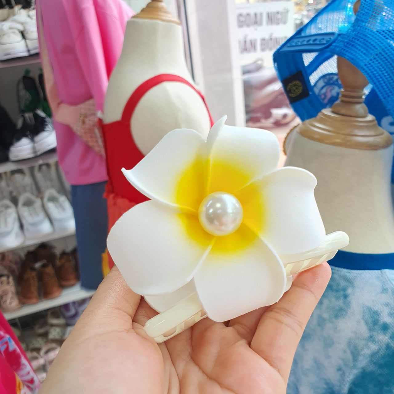 Kẹp tóc cá mập hoa sứ trắng nhựa xốp thời trang