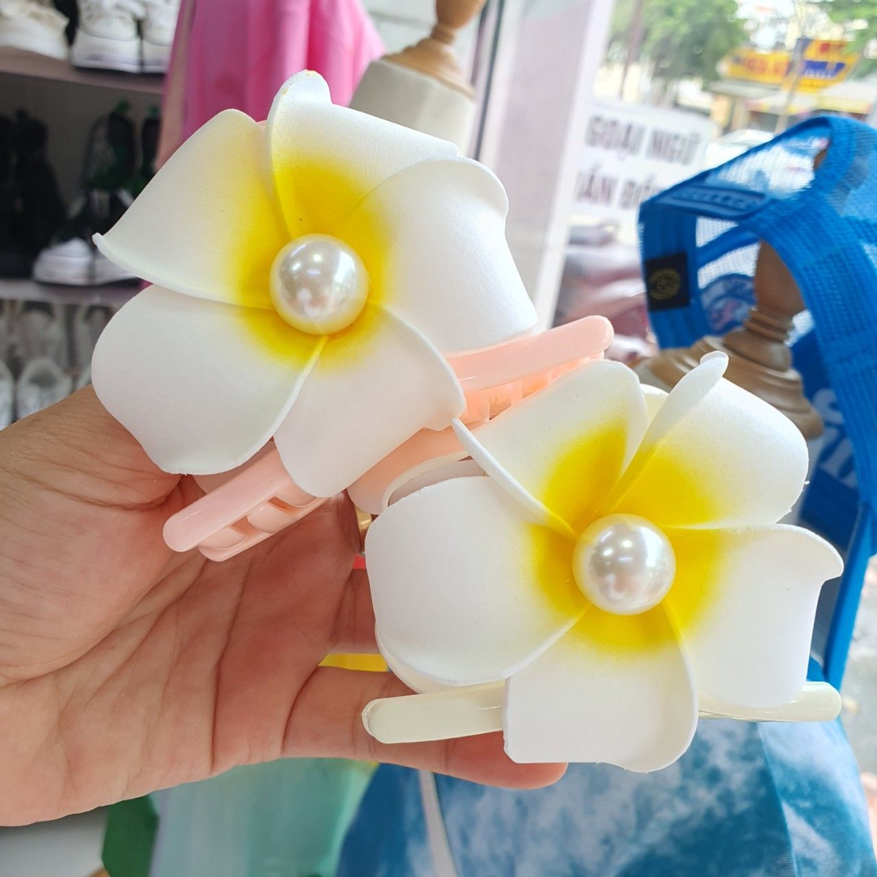 Kẹp tóc cá mập hoa sứ trắng nhựa xốp thời trang