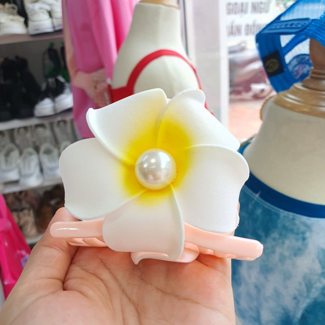 Kẹp tóc cá mập hoa sứ trắng nhựa xốp thời trang