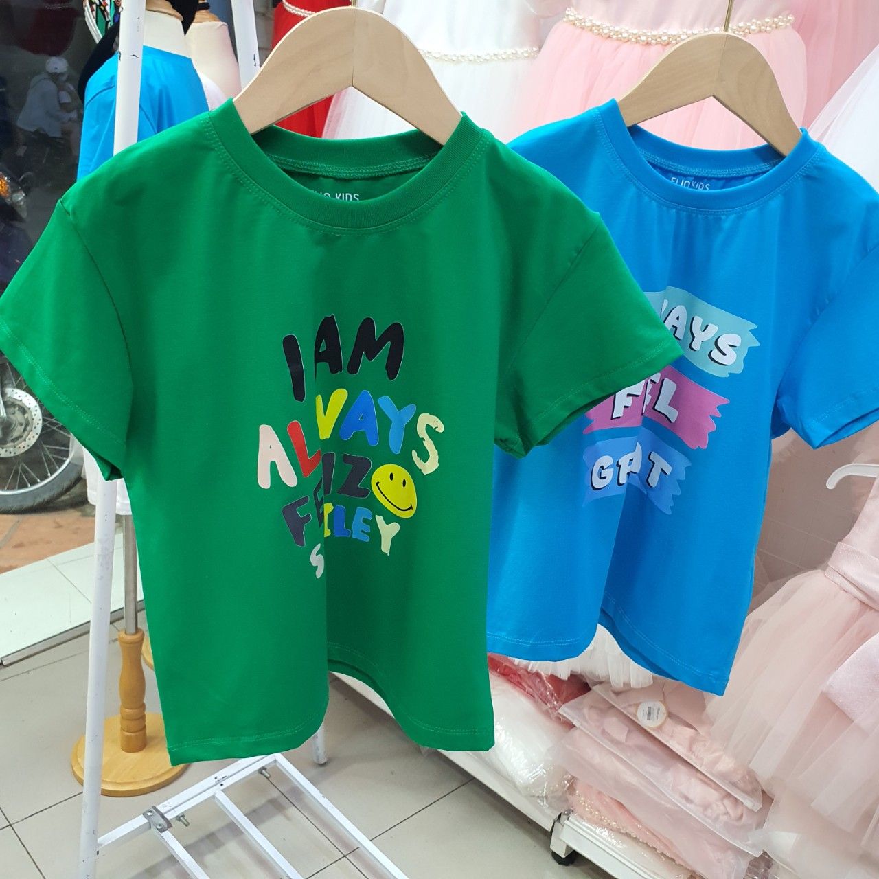 Áo thun cotton cho bé trai và bé gái phom dáng basic họa tiết chữ dễ thương