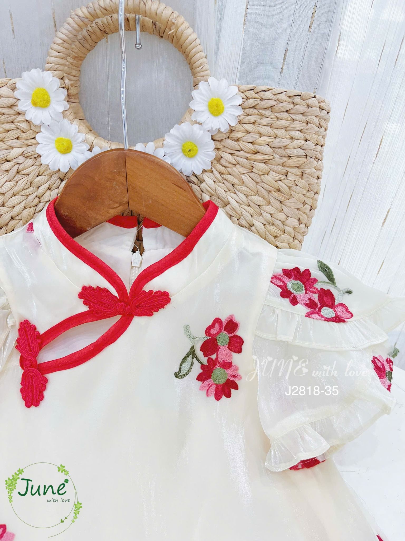 Đầm sườn xám cách tân cho bé gái chất tơ óng mềm mịn thêu hoa xinh xắn D08 _ Beekids