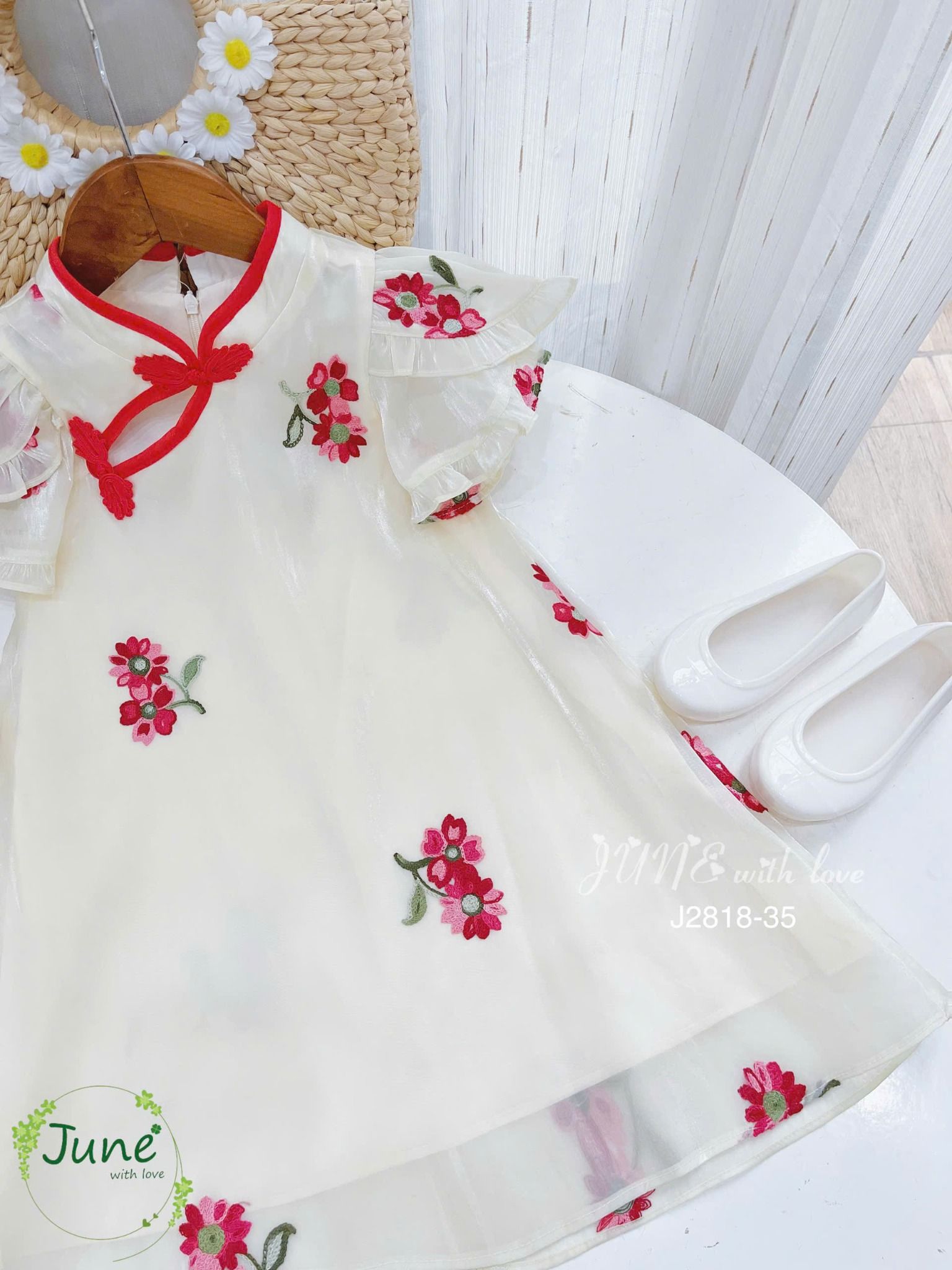 Đầm sườn xám cách tân cho bé gái chất tơ óng mềm mịn thêu hoa xinh xắn D08 _ Beekids