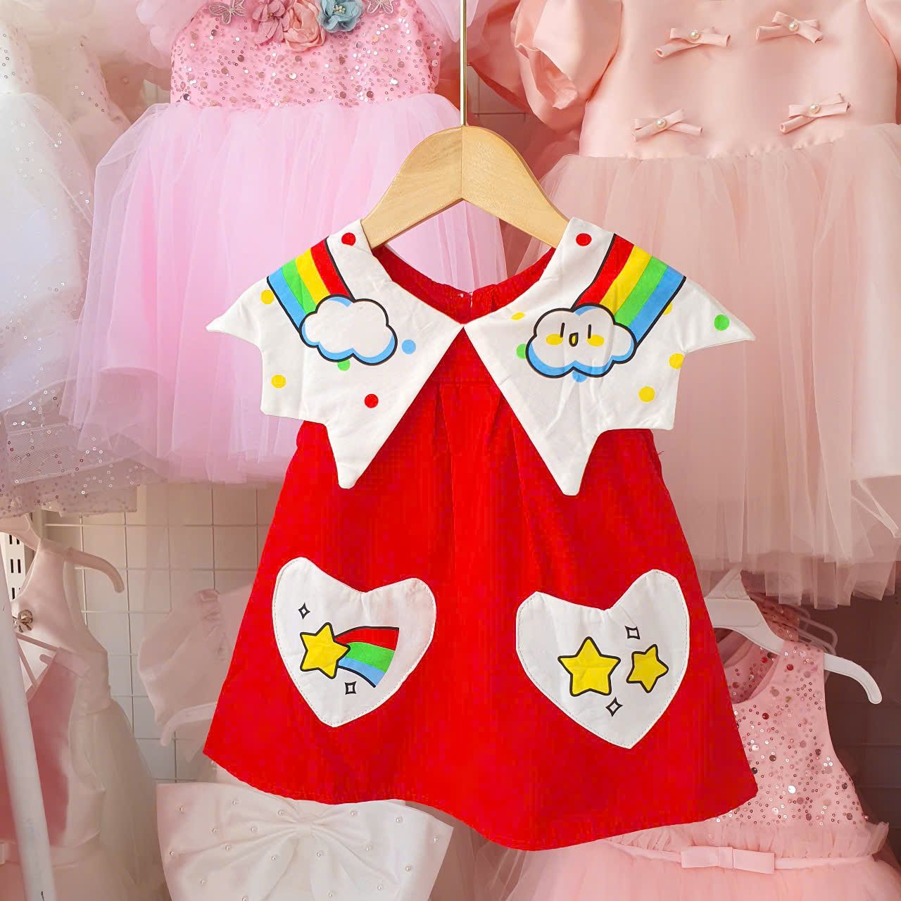 Đầm bé gái từ 6 tháng đến 3 tuổi cổ in họa tiết cầu vồng vô cùng dễ thương D17 _ Beekids