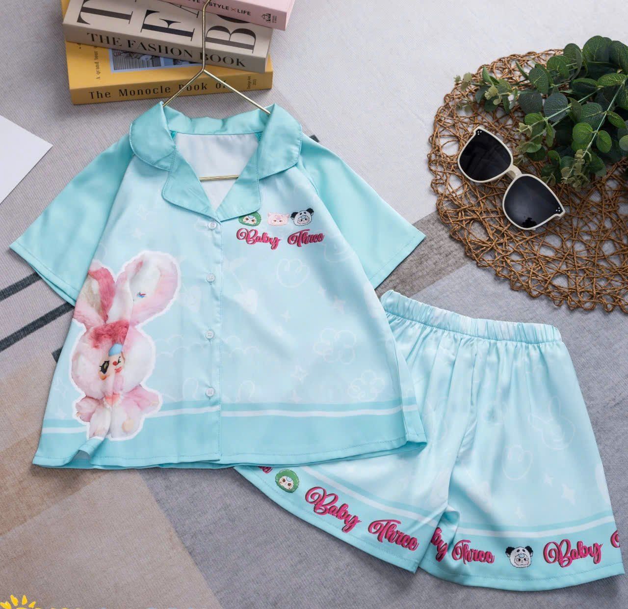 DB14 _ Bộ pijama đùi cho bé gái chất lụa mềm mịn hoạ tiết Baby Three siêu dễ thương _ Beekids