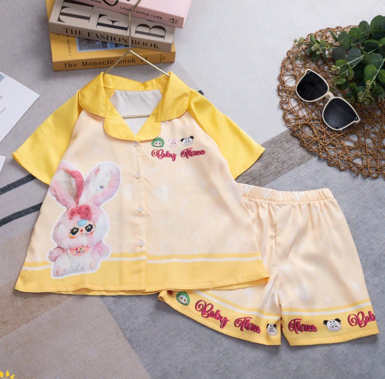 DB14 _ Bộ pijama đùi cho bé gái chất lụa mềm mịn hoạ tiết Baby Three siêu dễ thương _ Beekids