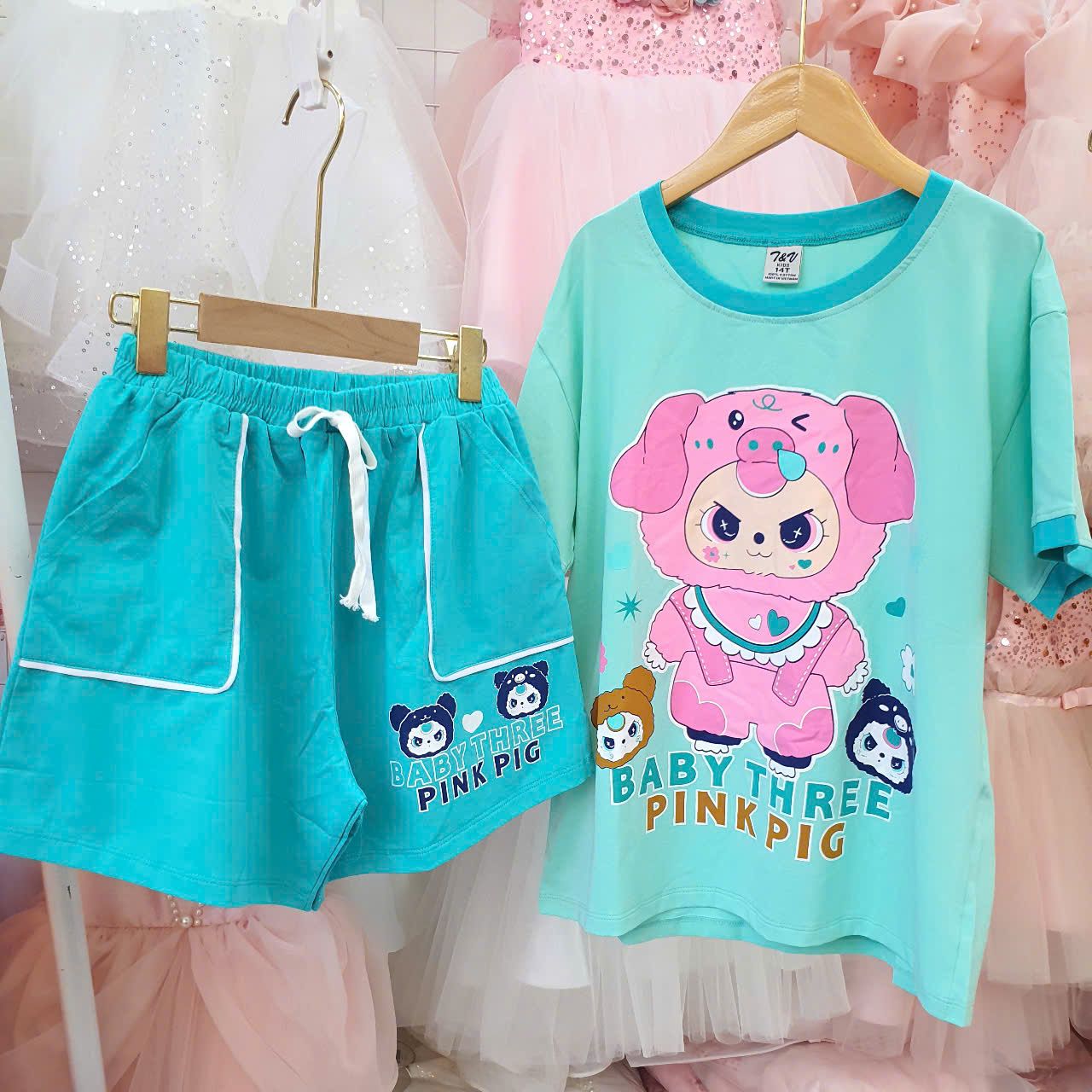 DB28 _ Bộ thun đùi cotton bé gái từ 30kg đến 50kg họa tiết Baby Three heo hồng đáng yêu _ Beekids