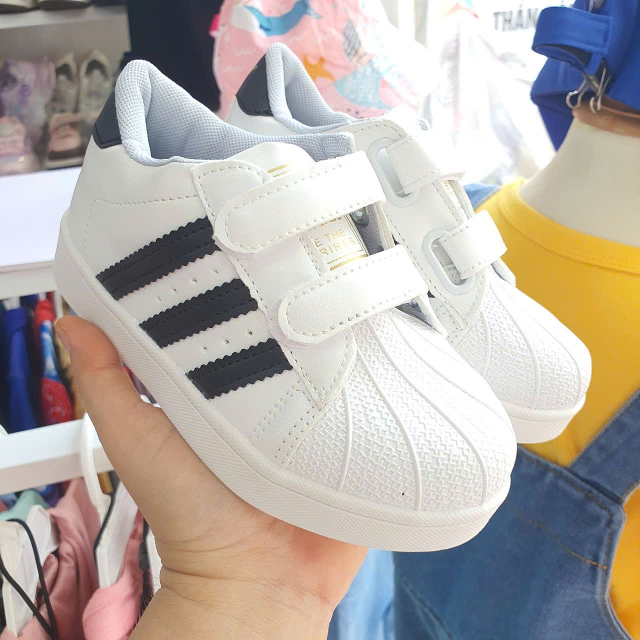 GI07 _ Giày thể thao cho bé trai và bé gái màu trắng phối sọc đen nhẹ êm