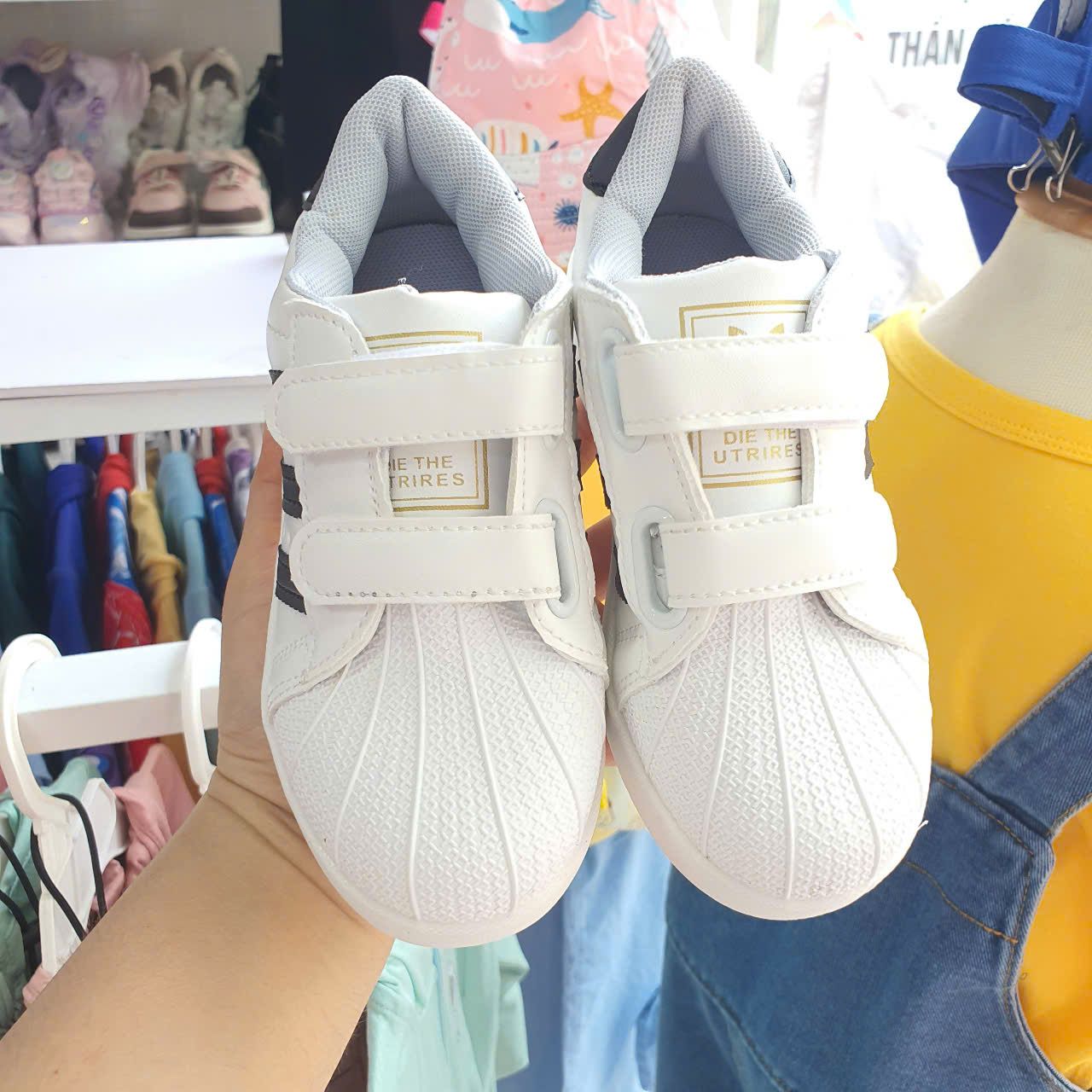 GI07 _ Giày thể thao cho bé trai và bé gái màu trắng phối sọc đen nhẹ êm