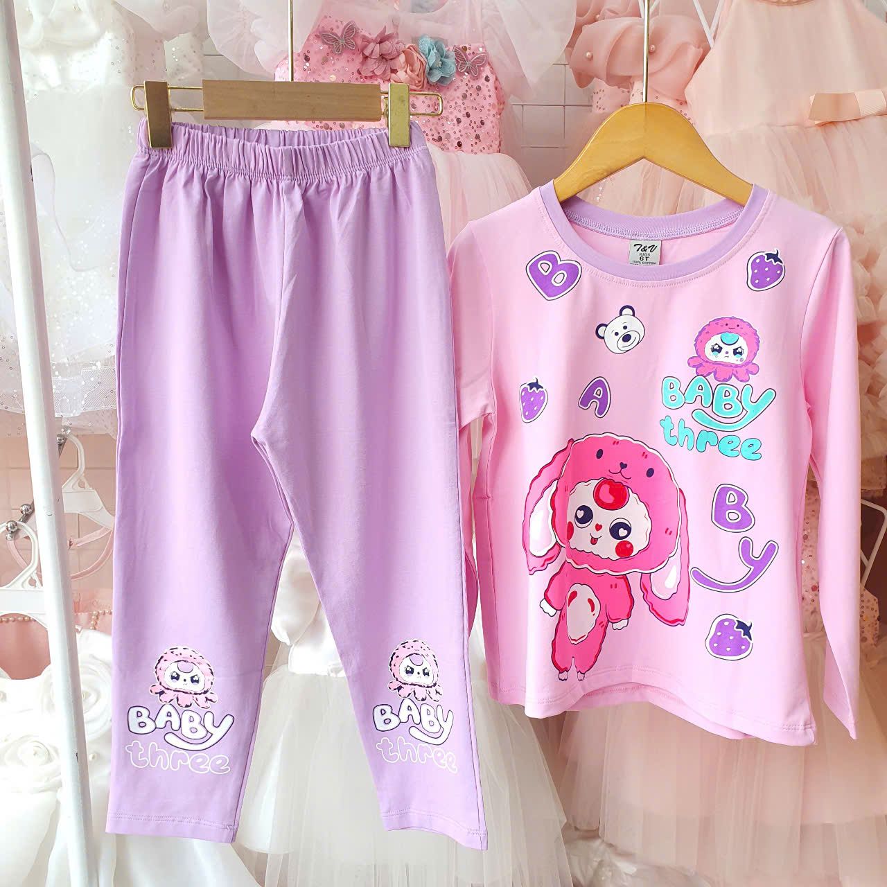 DB37 _ Bộ thun dài tay bé gái từ 12 đến 33kg họa tiết Baby Three trái dâu dễ thương _ Beekids