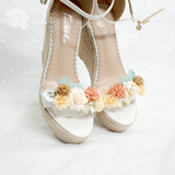  Giày cưới đế xuồng trắng đính hoa màu pastel cao 11cm 