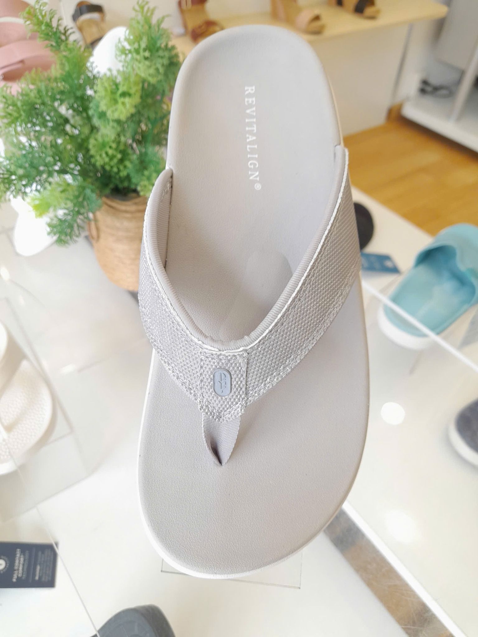 Dép xỏ ngón sức khỏe nữ Revitalign Yumi Metallic Grey