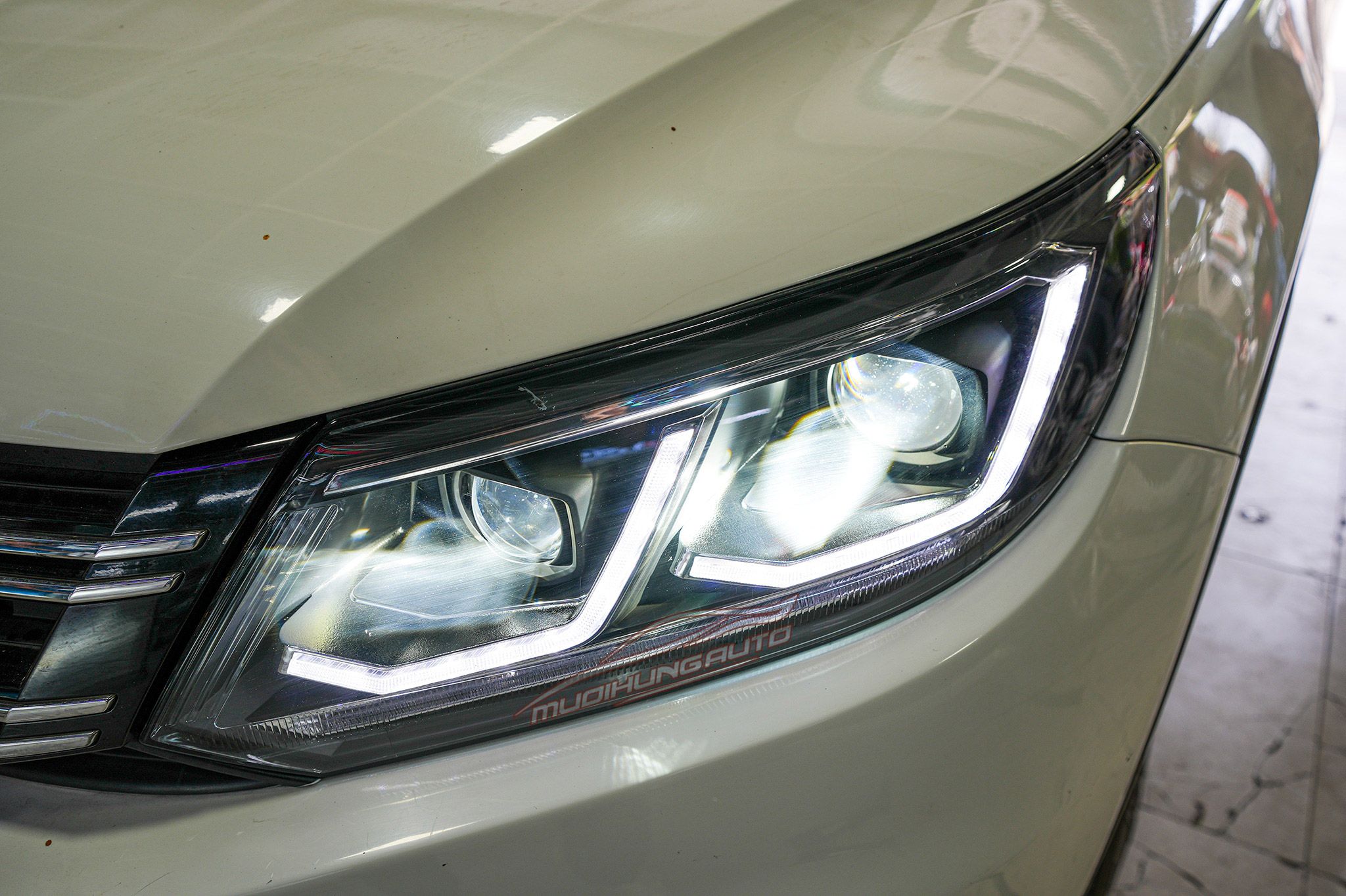 Thay Cụm Đèn Pha Có Bi LED Cho Xe VOLKSWAGEN TIGUAN