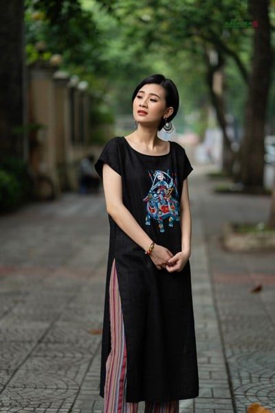 Áo Tunic thêu thủ công linen đũi thêu Bà Triệu cổ thuyền đen