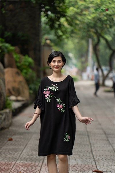Đầm thêu thủ công đen tay bèo mẫu Tầm Xuân