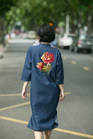 Đầm denim cổ đứng thêu Hồng Nhung / King
