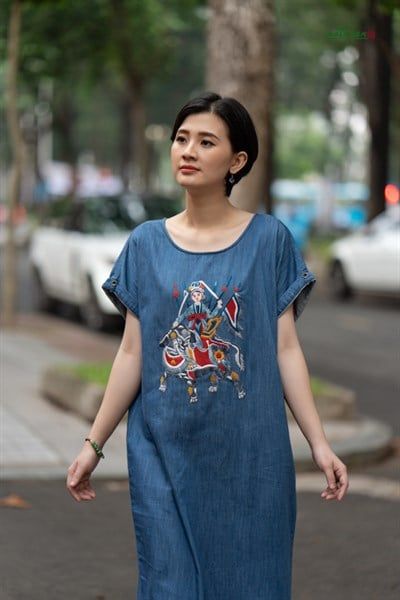 Đầm denim thêu thủ công Bà Triệu