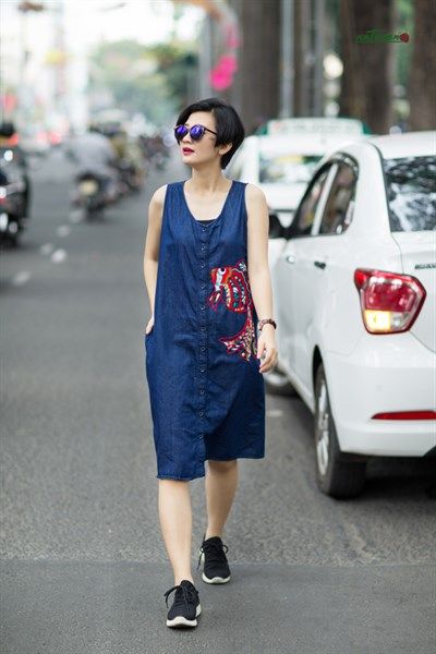 Đầm denim thêu tay Cá Bay
