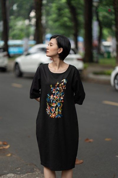 Đầm thêu thủ công Xuân Bình linen đen