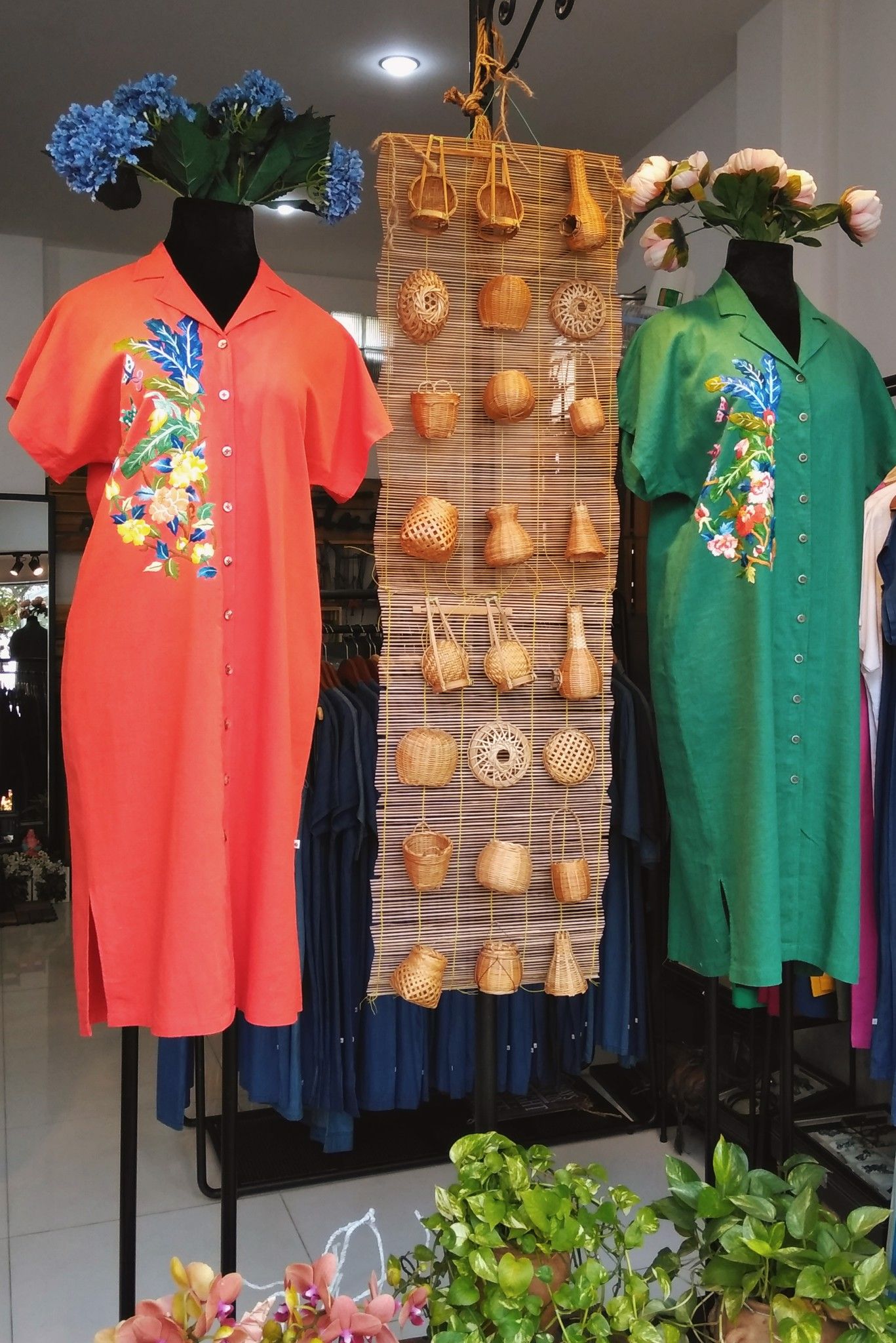 Đầm vest midi thêu tay Thu Bình Cam Bold