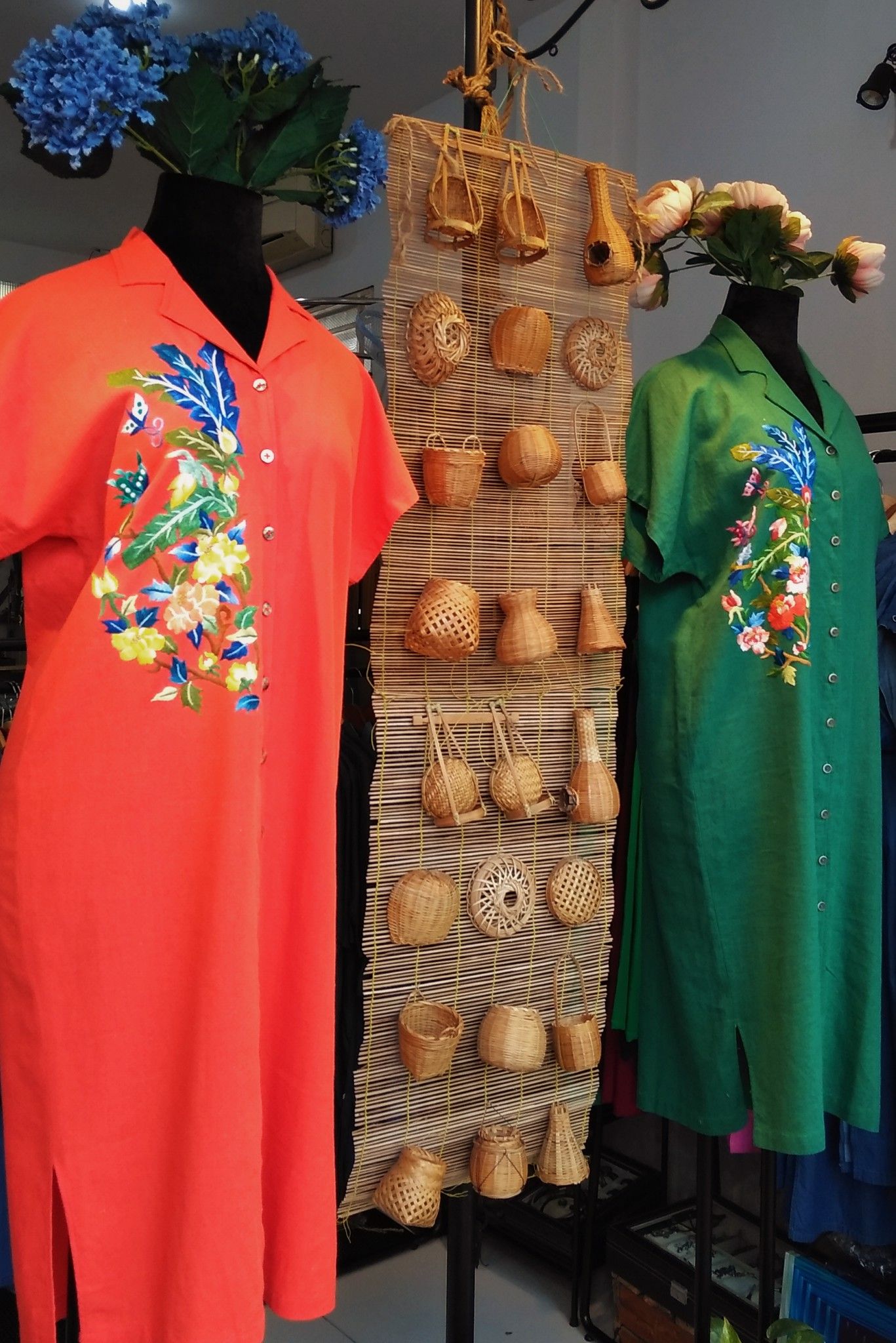 Đầm vest midi thêu tay Thu Bình Cam Bold