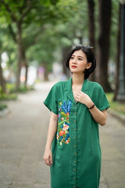 Đầm thêu tay Thu Bình Xanh Ve cổ vest