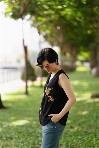 Áo thêu tay Mai Hạc đen cổ tim