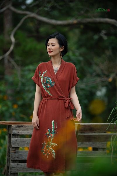 Đầm Cúc Quỳnh Fire Brick Warp Dress cổ sam thêu tay
