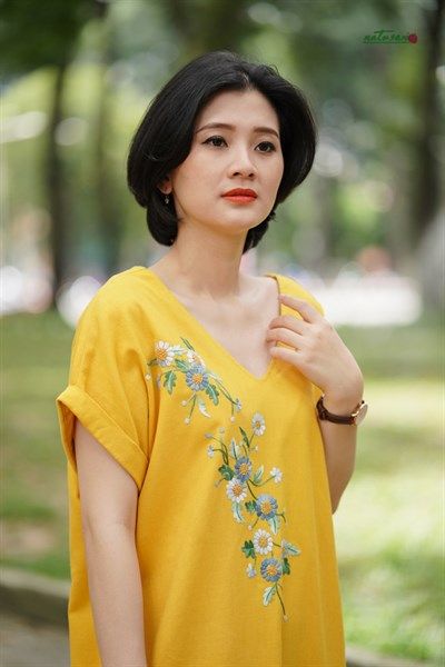 Đầm Vàng Bold midi thêu tay Cúc tana xanh