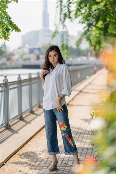 Quần jeans lửng lai tua thêu Vẹt Scarlet