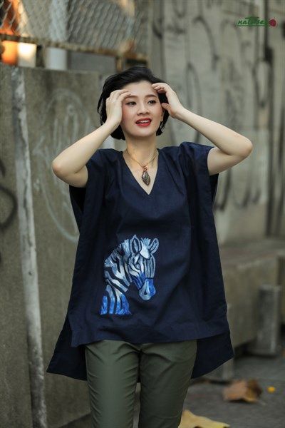 Áo linen thêu tay Zebra xanh navy suông tim