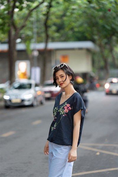 Áo linen thêu tay Tầm Xuân bo tim Xanh Navy