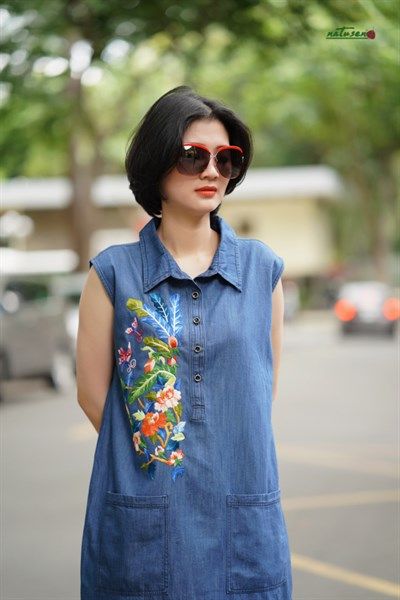 Đầm denim trụ thêu tay Thu Bình