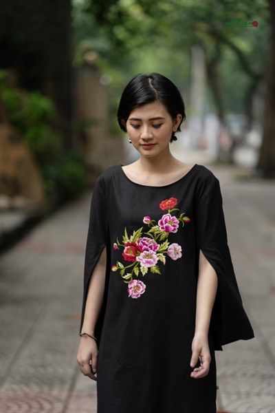 Đầm thêu tay Hồng Florentina suông Đen tay xẻ