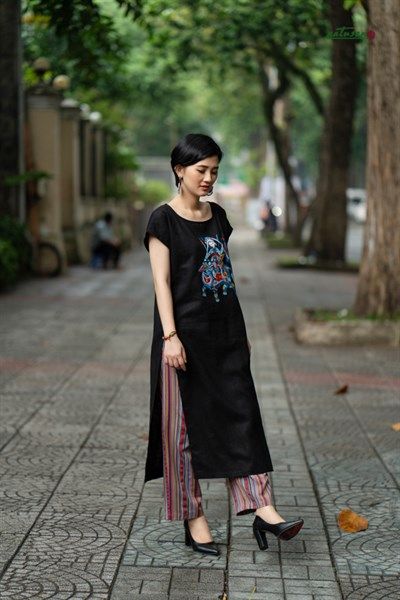 Áo Tunic thêu thủ công linen đũi thêu Bà Triệu cổ thuyền đen