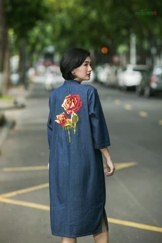 Đầm denim cổ đứng thêu Hồng Nhung / King