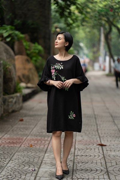 Đầm thêu thủ công đen tay bèo mẫu Tầm Xuân